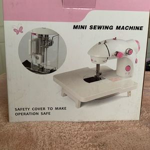 Mini Sewing Machine w Thread